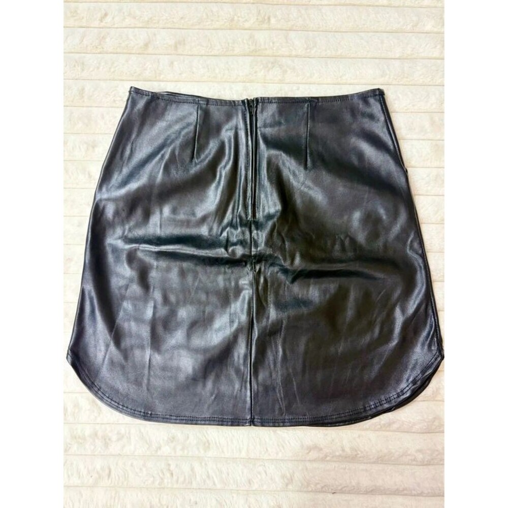 Windsor Vintage Faux Black Leather Mini Skirt Biker Curved Hem Size Small - Picture 4 of 5